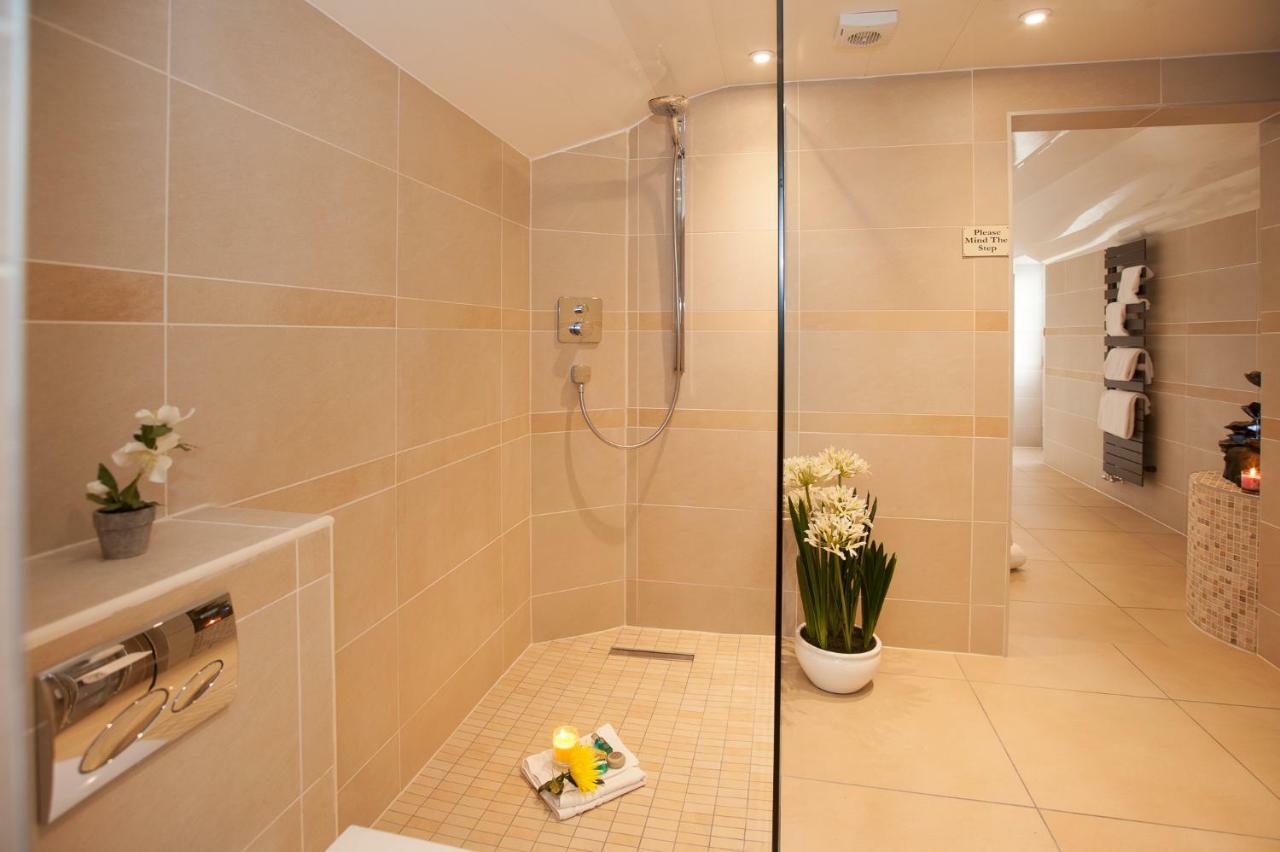 Boutique & Hot Tubs 4* Windermere